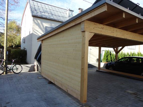 Carport aus Holz vor einem Wohnhaus in Salzburg